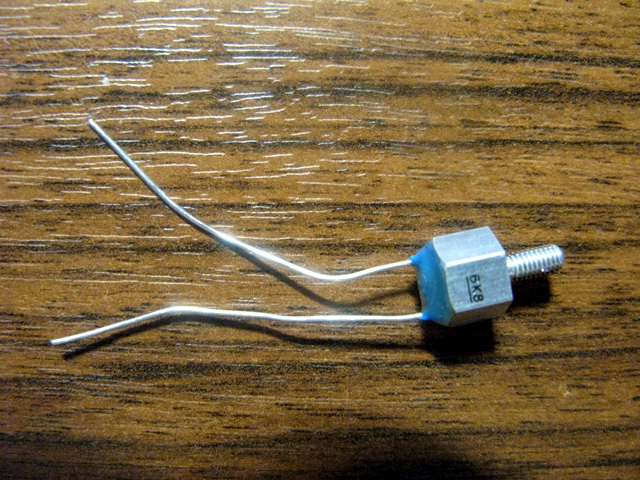Вот такой терморезистор,с винтовым креплением ,прикручивается к радиатору радиостанции.